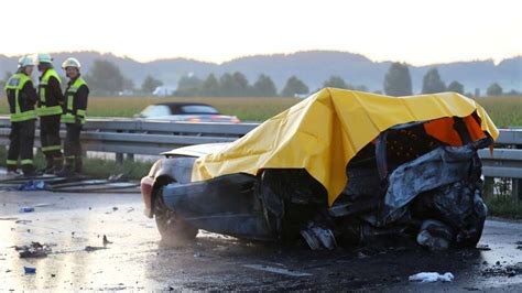 Unfall Auf Autobahn Zwei Menschen Im Auto Verbrannt