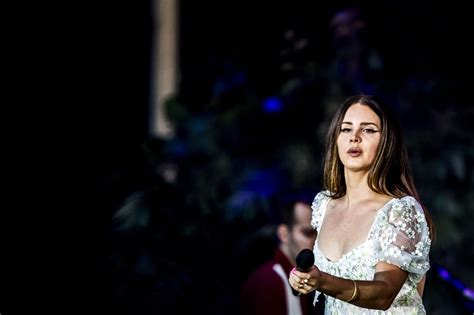 Lana Del Rey Gets Called Out For Posting Looters During Blm Rally