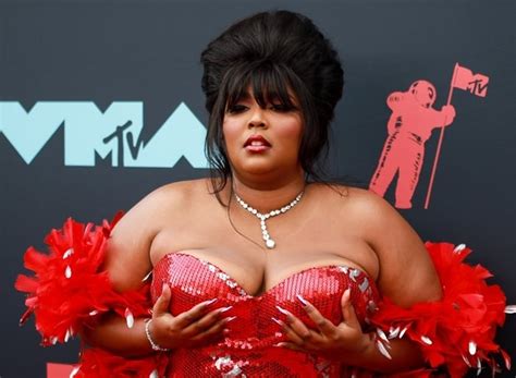Lizzo Embraces Her Curves With Feather Boa At 2019 Mtv Vmas