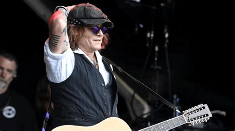 pirates of the caribbean star johnny depp makes surprise appearance at mtv s video music awards