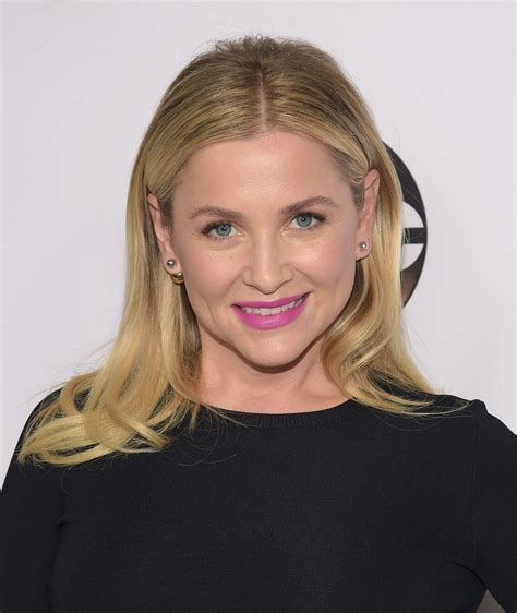 Jessica Capshaw Is Pregnant And Here S Why Working At Grey S Anatomy Will Likely Benefit Her