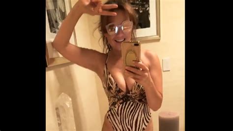 Thalía Modeló Un Sexy Y Escotado Traje De Baño Frente Al Espejo Video Telemundo