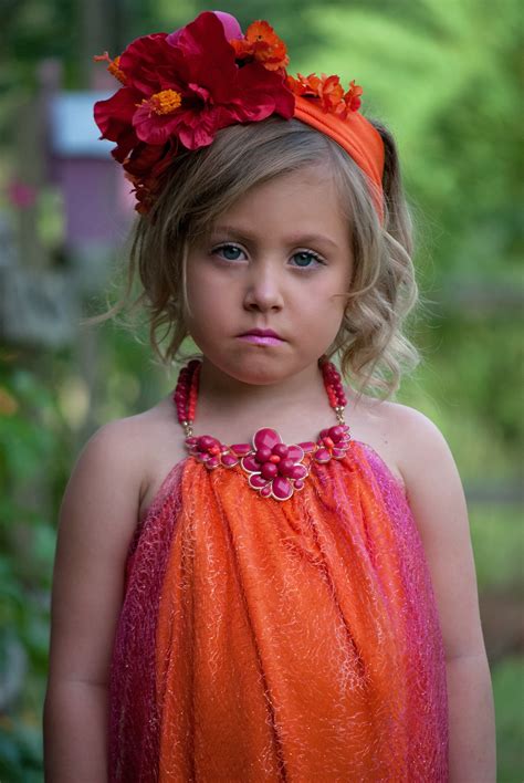 무료 이미지 소녀 귀엽다 여자 주황색 초상화 빨간 청소년 색깔 가을 어린이 유행 의류 화려한 담홍색