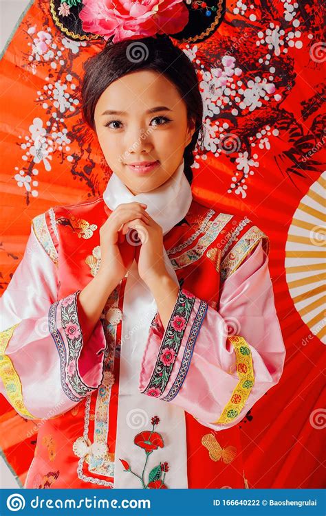 live-wave-lovely-asian-women-wear-chinese-qing-dynasty