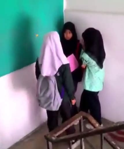 Video Budak Perempuan Bagi Penampar Dan Amaran Jangan Kacau Kekasihnya Di Sekolah Putar Belit