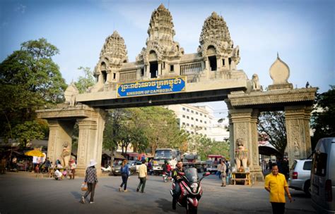 The economy is heavily dollarized; Poipet Cambodia Border - MotoMalaya.net - Berita dan ...