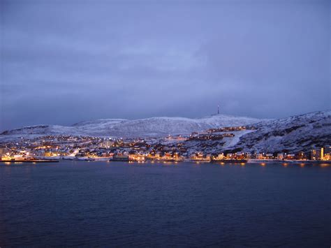 An urban surprise along a barren, mostly uninhabited coast, hammerfest is an arctic town full of life and outdoor adventures. Hammerfest/Norwegen im Winter Foto & Bild | landschaft ...