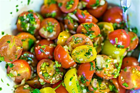 Get A Burst Of Flavor Within Minutes With This Simple Tomato Salad Recipe That Uses Garlic