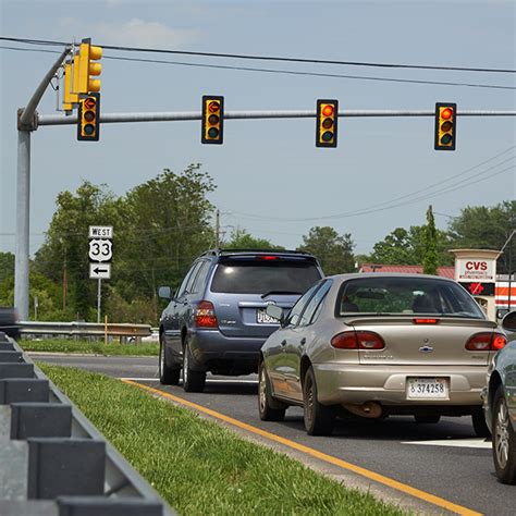 Drivers Eat And Talk More At Red Lights