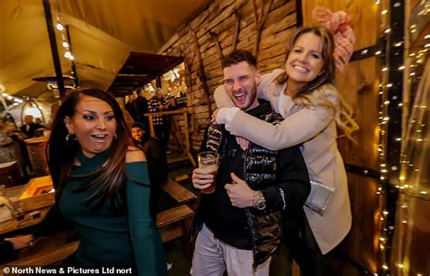 How S The Hangover Revellers Enjoy A VERY Merry Christmas As They Hit