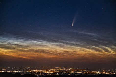 La Cometa Neowise C2020 F3 Illumina Lalba Ditalia Le Splendide