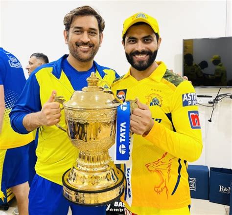 Csk Lifting Ipl Trophy For The 5th Time And Equaling Count With Mi Sets