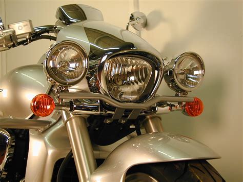 Its round shaped headlight and streamlined headlight cover forms the face of this bike. Twinlight-Set Suzuki M 1800 (VZ) R Intruder
