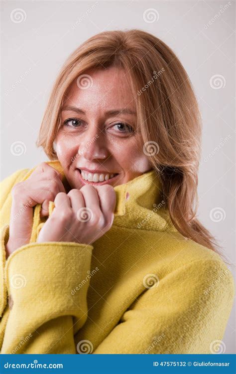 Portret Van De Blonde Het Rijpe Gelukkige Vrouw Stock Foto Image Of Echt Aantrekkelijk 47575132