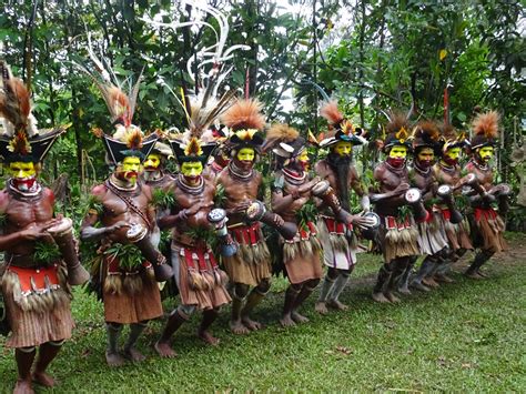 Papua New Guinea Visiting Huli Villages In Tari Active Boomer Adventures