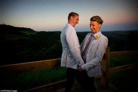 Australian Same Sex Couples Marry In Midnight Ceremonies Daily Mail