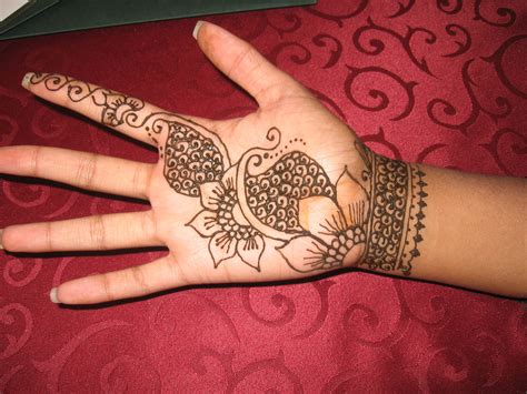 Henna On Palm And Wrist Henna Patterns Simple Henna Henna Designs Easy