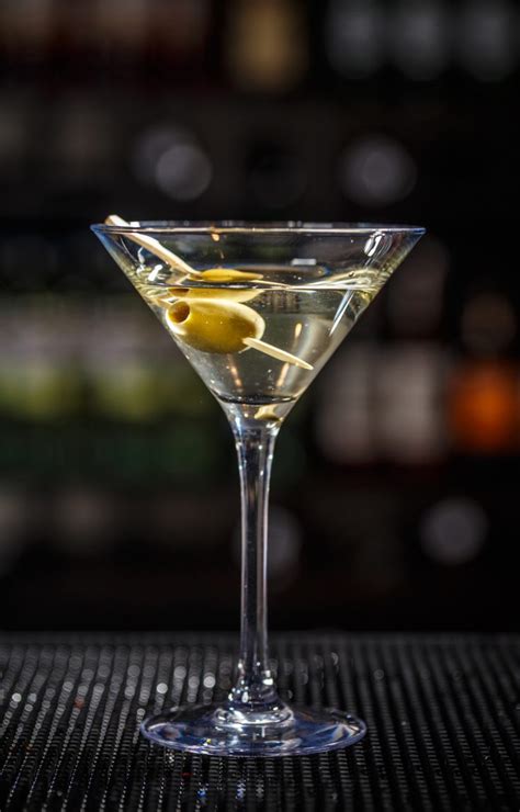 How to make a vodka martini. How to Make a Martini - Art of Drink