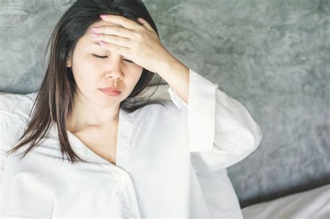 Premium Photo Asian Woman Wake Up With Headache And Dizzy