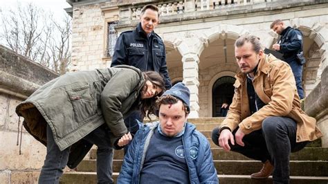 Wer sich nicht hat spoilern lassen. Bilder: Der feine Geist - Tatort - ARD | Das Erste