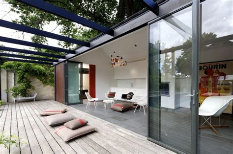 rumah mewah  kolam renang  dinding kaca desain rumah modern