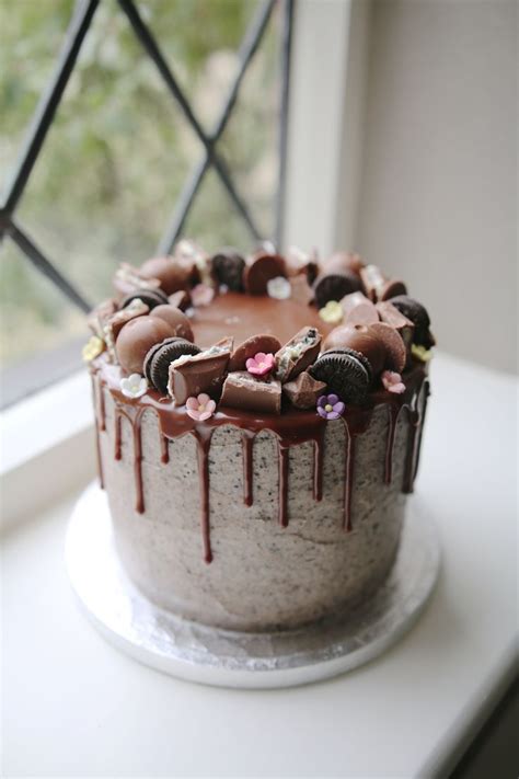 Speckled Drip Cake With Flowers Chocolate And Elegant Drip Tortas