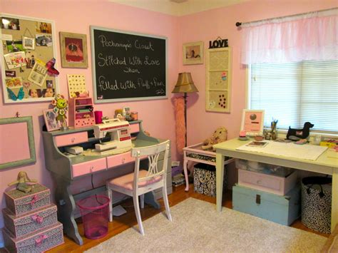 A messy and disorganized craft room. Pink Craft ~ Sewing Room | Cuarto de costura, Cosas, Costura