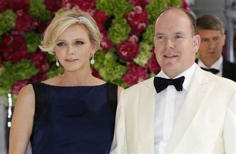 Während fürst albert eine ganz normale maske trug, entschied sich fürstin charlène für ein exemplar mit den worten „why so serious?. Fürstin Charlène von Monaco: Die Schwangerschaft steht ihr ...
