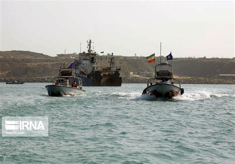 تصاویر توقیف کشتی‌های متخلف در دریای عمان توسط سپاه