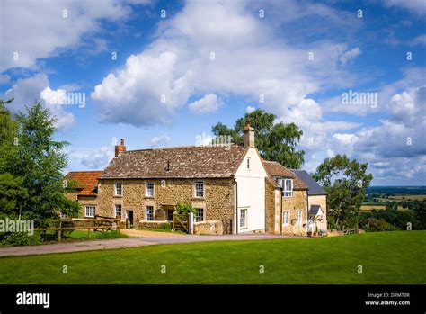 Farmhouse Uk Hi Res Stock Photography And Images Alamy