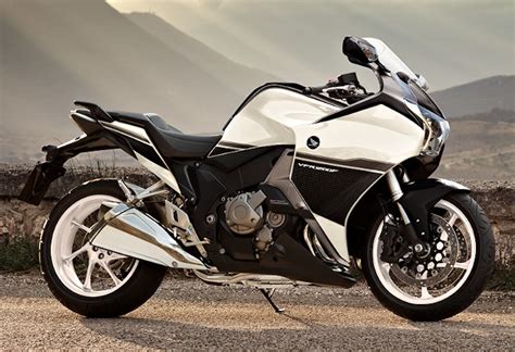 The honda vfr1200f is the 7th generation honda sport touring motorcycle from the vf and vfr line motorcycles powered by a transverse mounted v4 engine. Honda VFR 1200 F DCT 2016 - Fiche moto - MOTOPLANETE