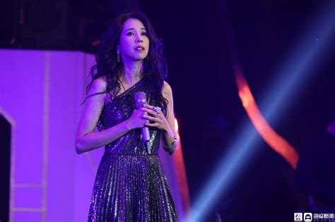 呼吸有害 chord 譜， 簡譜。主唱 莫文蔚, 作曲： 鄧智偉, 填詞： 羅健成 ( )缺氧到似有幻象 (乏)力地躺於地上( )合上雙眼用皮(膚) 感(應)(無)常( )這裡有過你 ( )未及步離場. 莫文蔚凭《呼吸有害》勇夺"叱咤乐坛至尊歌曲大奖"_爱豆娱乐资讯_电影资讯_电视剧资讯_爱豆影视