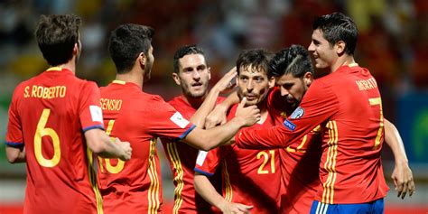 Suivez en live sur foot mercato, le match de groupe b de euro u21 entre espagne u21 et italie u21. Mondial 2018 : l'Espagne et l'Italie tiennent leur rang