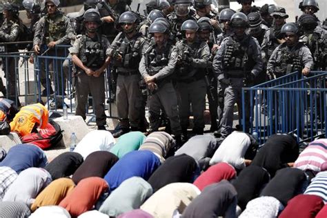 Muslim Prayers In Jerusalem End Peacefully Under Tight Security Wsj