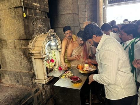 ನಾಡದೇವತೆಗೆ ವಿಶೇಷ ಪೂಜೆ ಸಲ್ಲಿಸಿದ ಎಚ್‌ ಡಿ ಕುಮಾರಸ್ವಾಮಿ Hd Kumaraswamy Visits Sri Chamundeshwari