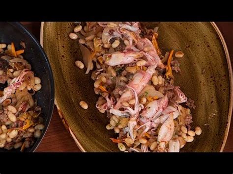 Estas alubias blancas son uno de esos platos de cuchara que todos debemos de preparar de vez en cuando en casa, sobre todo esos días que necesitamos en verano, con días más calurosos, encajan perfectamente en frío, añadiéndolas a ensaladas. Receta de SALTEADO de ALUBIAS, CHIPIRONES y SETAS - YouTube