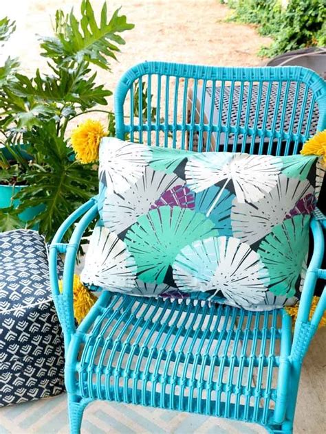 Just fluff each bag into a ball shape and keep stuffing until you have the right firmness for your pillow. 14 Cheap DIYs for a Better Backyard | Patio pillows ...