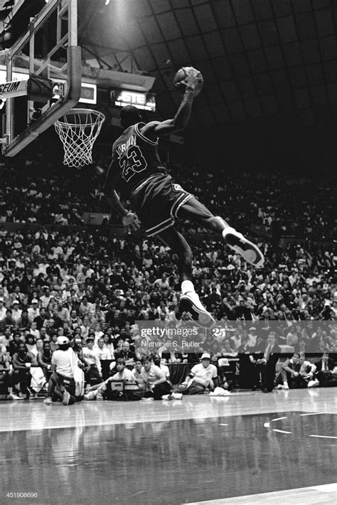 Fotografia De Notícias Michael Jordan Of The Chicago Bulls Attempts A