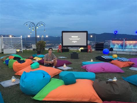Holds 20 crates per delivery. Helipad Cinema 4.0: Outdoor Movie On The Rooftops At ...