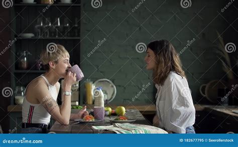 Dwie Kaukaskie Lesbijki Bawią Się Podczas Lunchu Przy Stole W Kuchni