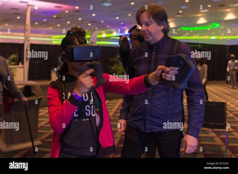 Los Angeles Usa January 23 2016 Woman Tries Virtual Reality Samsung Gear Vr Headset During