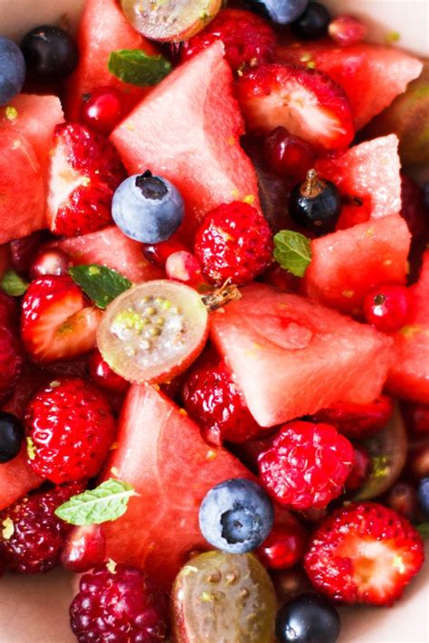 Zuerst wassermelone vorbereiten.das rote früchtfleisch auslösen.entkernen,in ein sieb geben und das ganze wasser ausdrücken.früchtwasser trinken oder weiter verarbeiten. Rezept für Wassermelonen Obstsalat mit Limettendressing ...