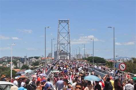 Após 28 anos Ponte Hercílio Luz é reaberta ao público com presença de