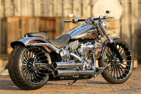 It has a shotgun air suspension on it, magnaflow 2 into 1 exhaust, harley mini apes, dakota digital speedo, aftermarket grips. 2017 FXSB CVO Breakout Custom | Μηχανές bobbers ...
