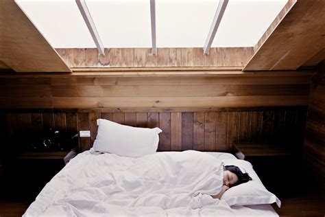 картинки женщина утро пол расслабиться спать Коттедж мебель