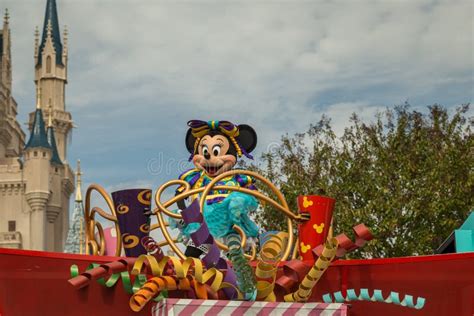 Disney Main Character Minnie Surprise Celebration Parade On Main Street