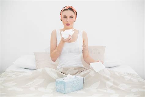 Femme Malade Tenant Un Mouchoir Se Reposant Sur Son Lit Photo Stock Image Du Longueur Jour