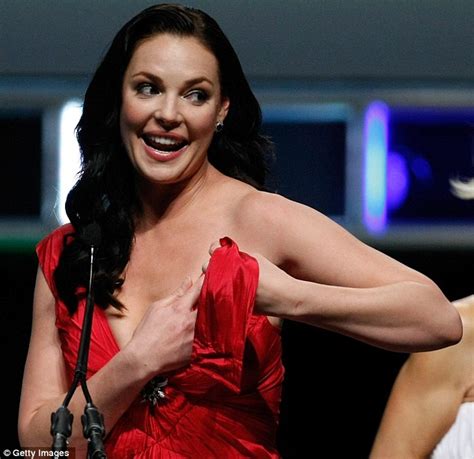 Katherine Heigl S Wardrobe Malfunction At Showest Convention Daily Mail Online