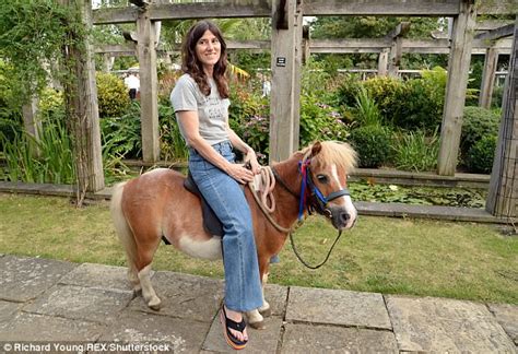 Alison Mosshart Under Fire For Sitting On A Shetland Pony Daily Mail