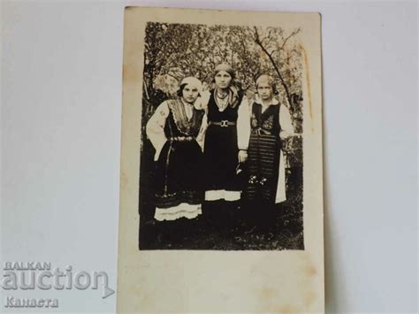 Стара снимка момичета в народни носии К 366 Стари снимки Изделия от хартия balkanauction
